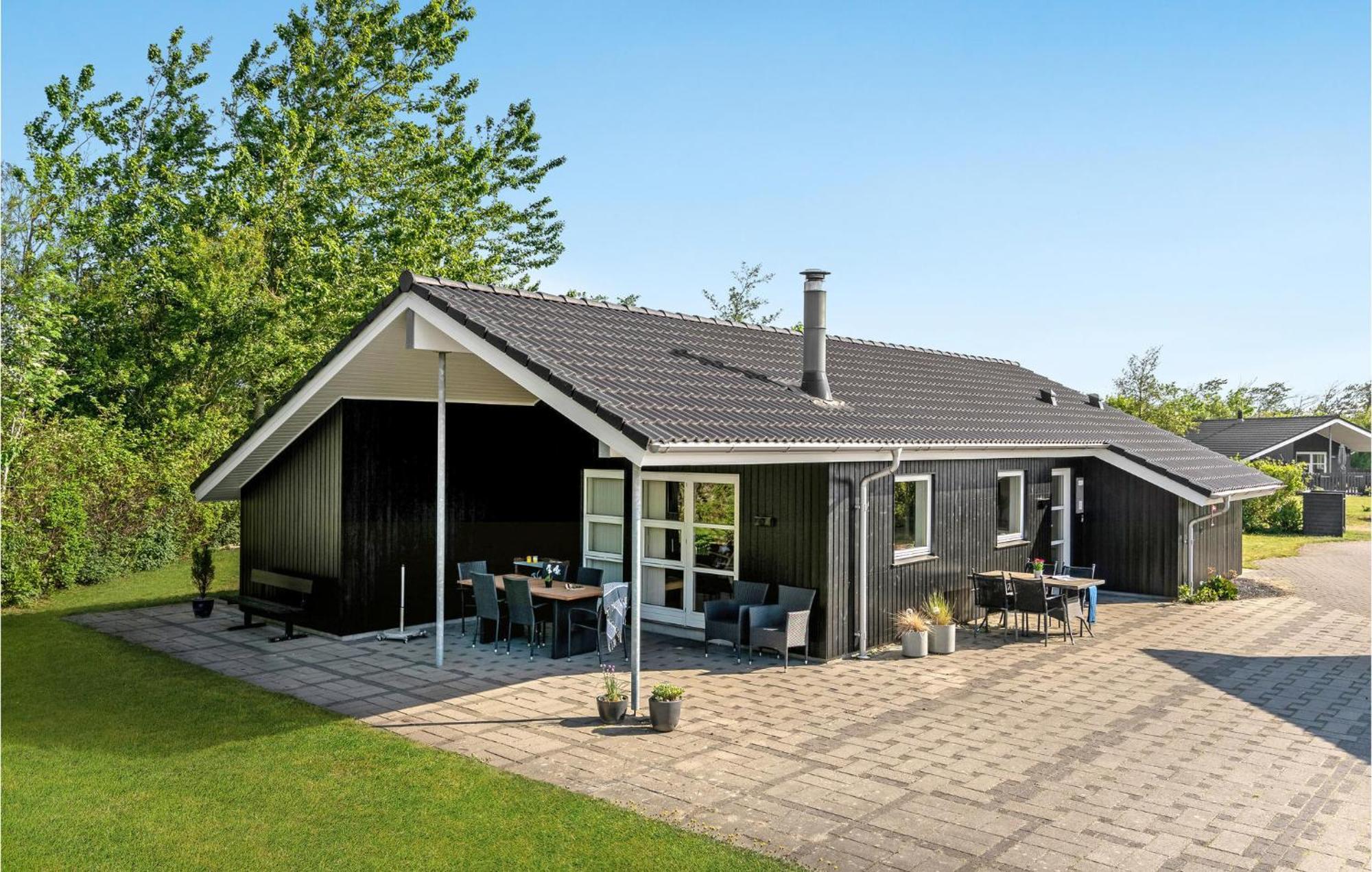 Cozy Home In Tarm With Kitchen Exterior foto